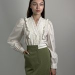 Блуза молочна з ажурним воротом LAURA+MAX
