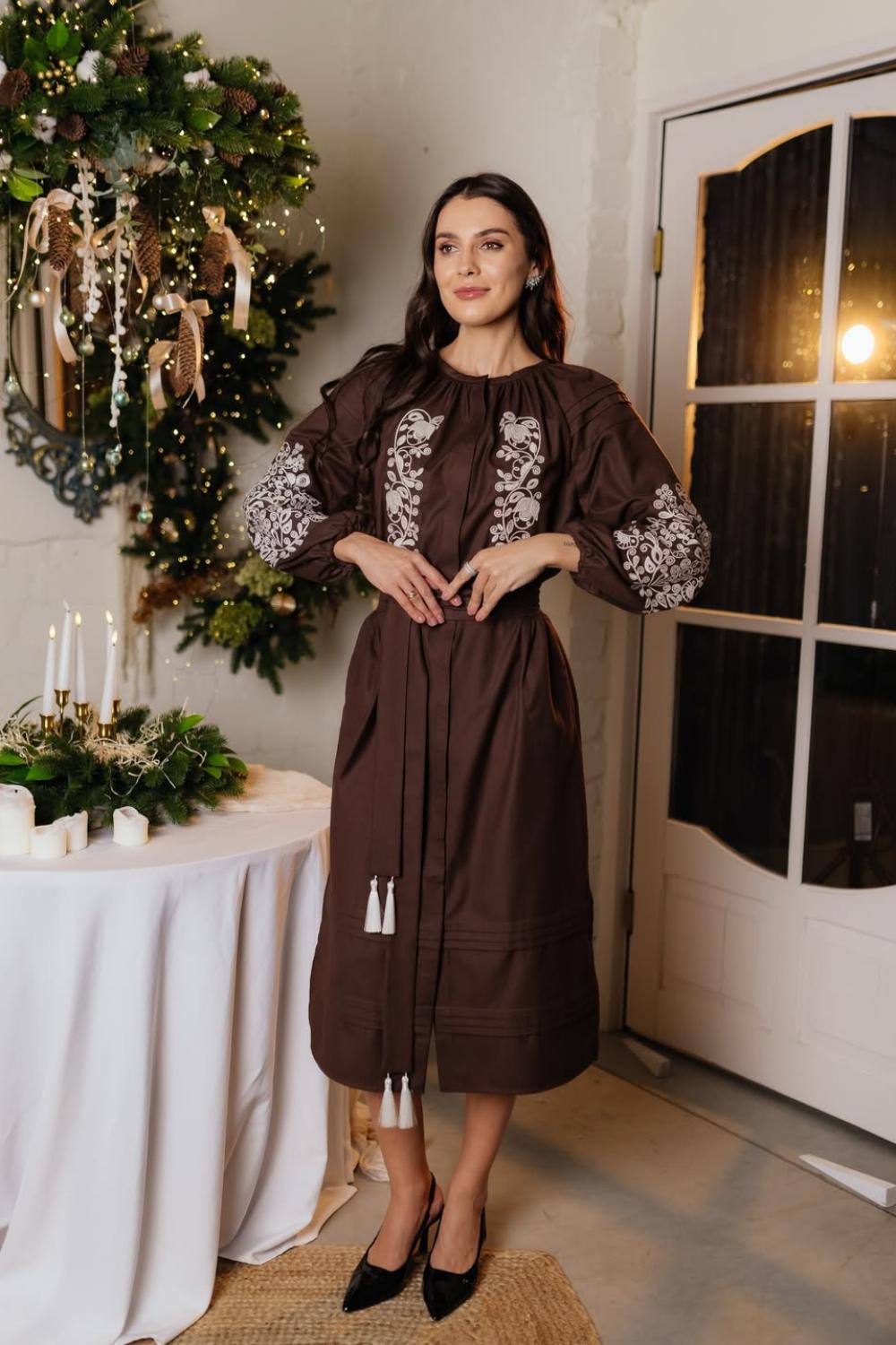 Жіноча вишита сукня коричнева з білою вишивкою ПТАШКА_brown_dress