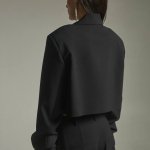 Stylish loose-fitting cropped jacket with lining.