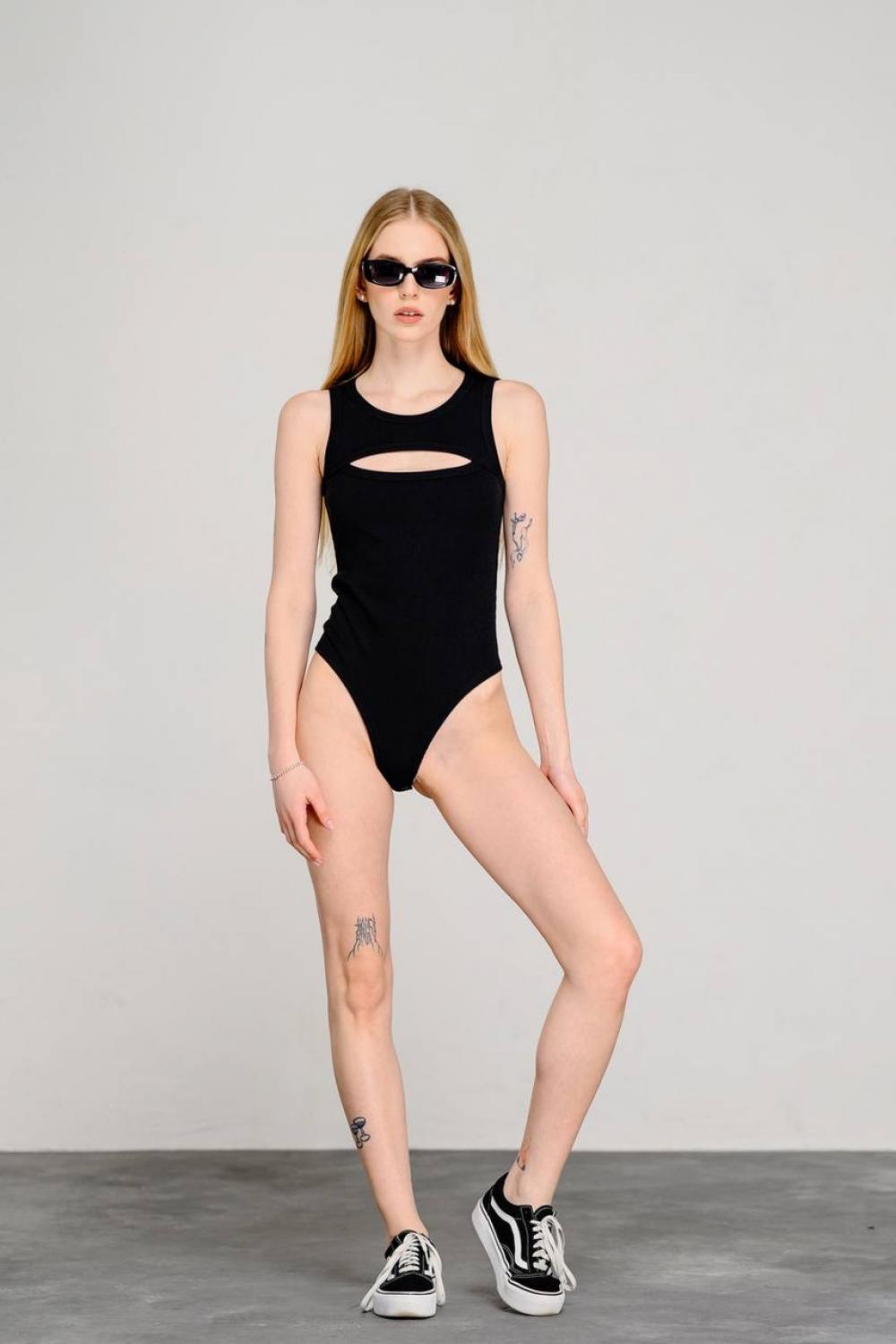 Body black with a figured neckline 6461 AZURI