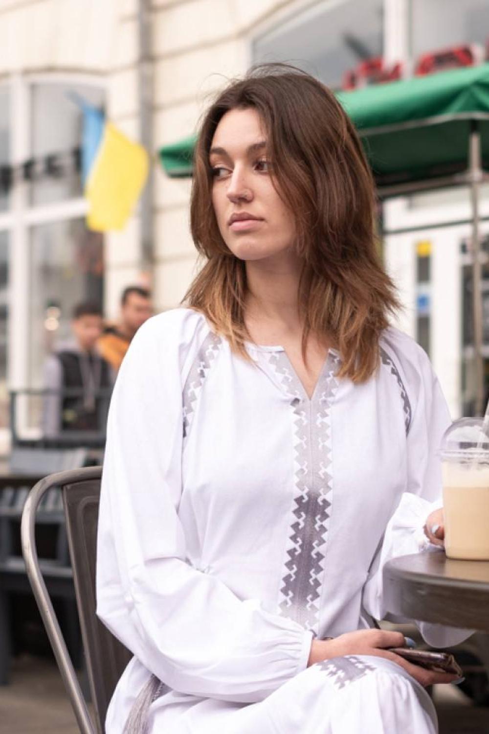 Вишита біла сукня з срібною вишивкою