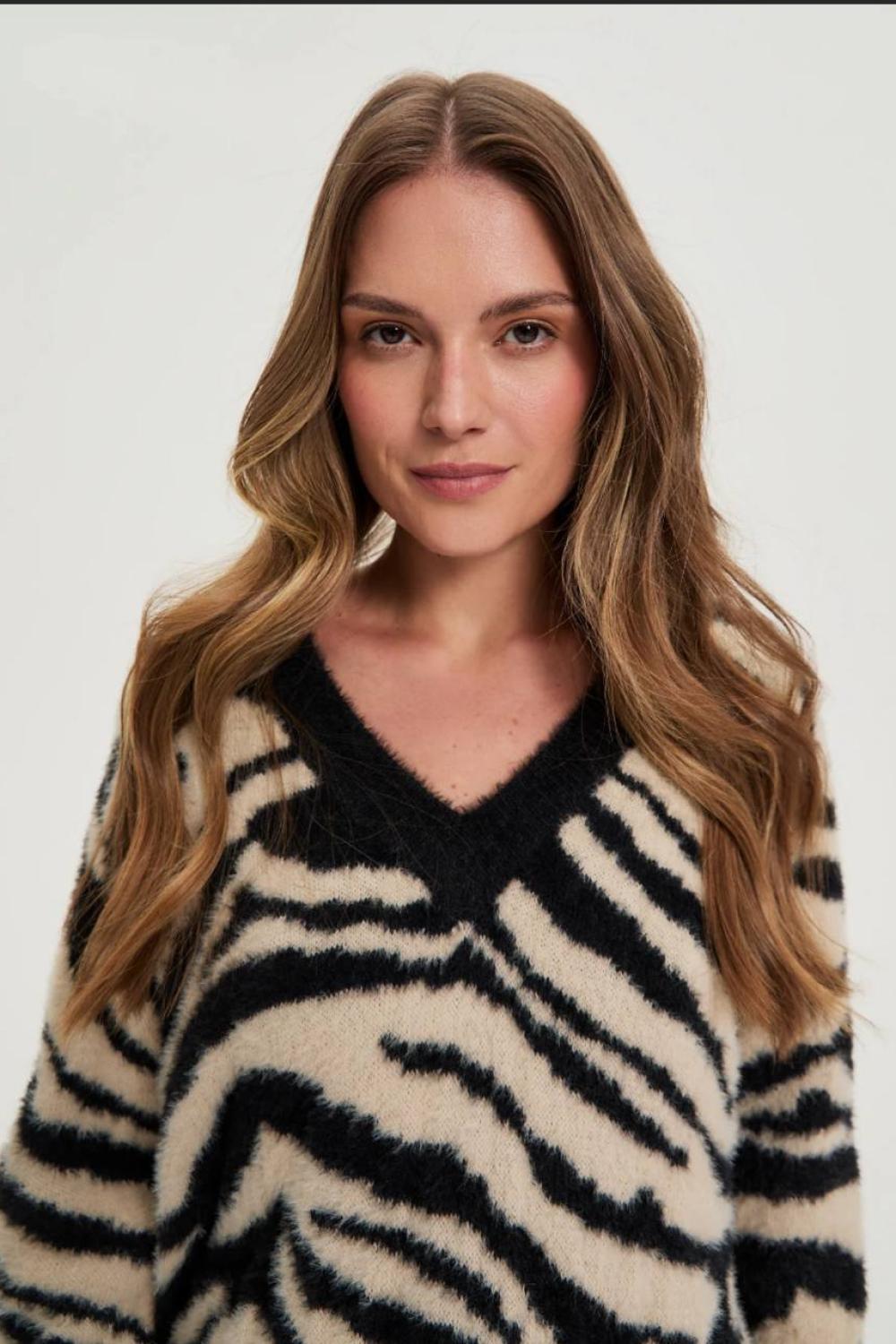 Black sweater with print Z-SW-4858-L-realiz
