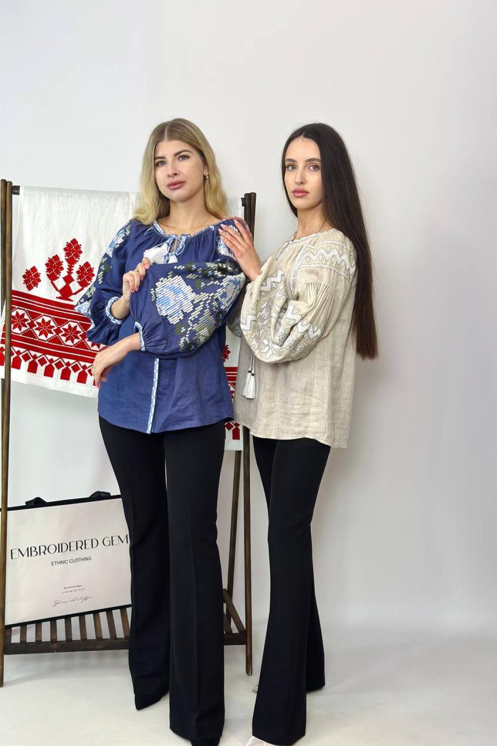 Сучасна вишиванка жіноча синього кольору дизайнерська EBROIDERED GEM