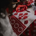 Білий рушник вишитий червоними шовковими нитками