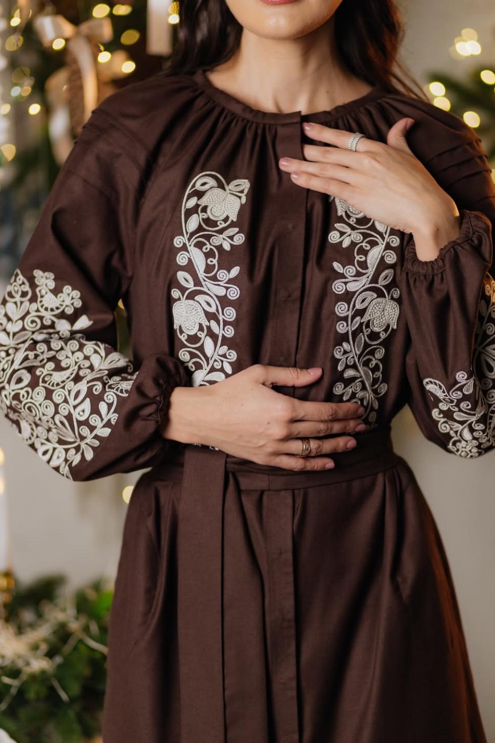 Жіноча вишита сукня коричнева з білою вишивкою ПТАШКА_brown_dress