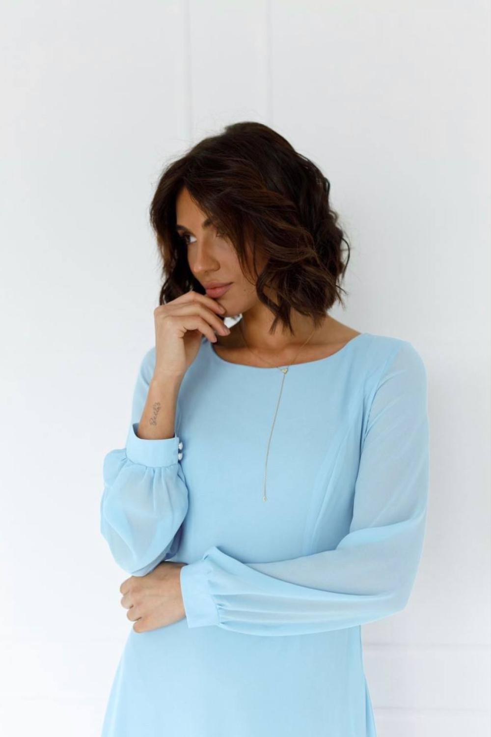 The formal is made of blue chiffon on the lining 913