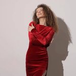 Червона святкова сукня з розрізом