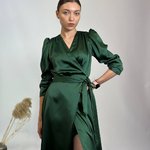 The dress is green satin with a smell of 833