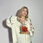 Бежева вишиванка чорно-червоною вишивкою