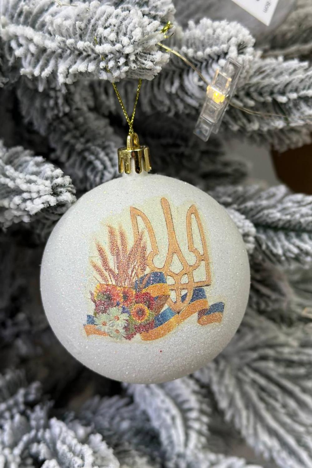 A patriotic New Year's ball with a arms Ukraine. 25 см