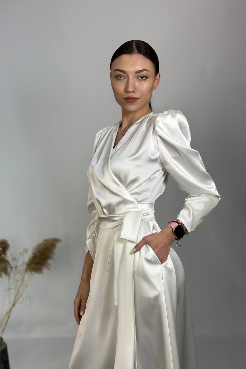 Сукня біла сатинова на запах 833