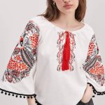 Жіноча вишиванка біла з чорно-червоною вишивкою Петриківська