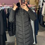 Жіноча чорна куртка