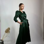 Сукня зелена сатинова на запах 833