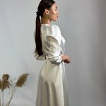Сукня біла сатинова на запах 833