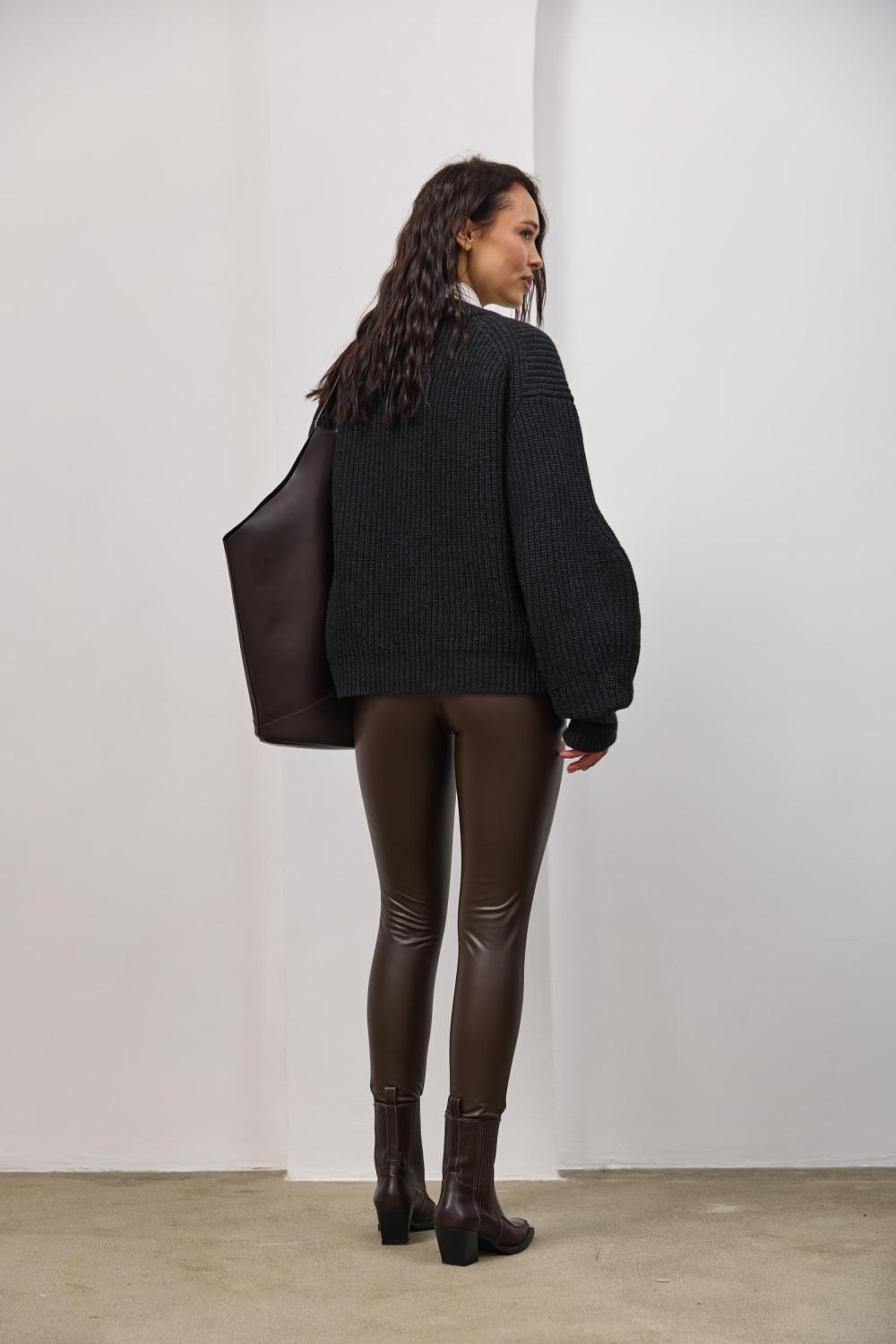 The stretch leather leggings