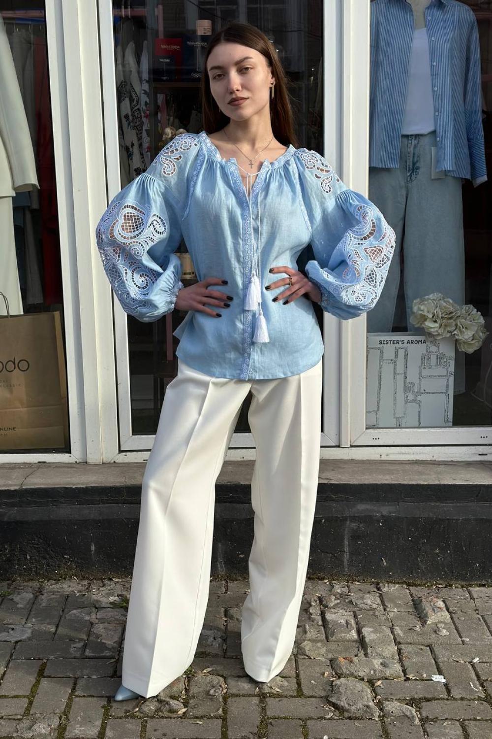 Embroidered Reshelle blue: Tradition in a Modern Look