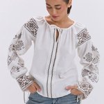 Молочна вишиванка із коричневою вишивкою