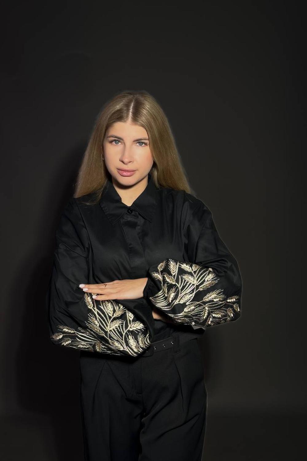 Класична чорна блуза з вишитим колоссям