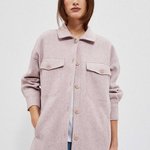 Shirt jacket with a button fastening.