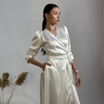 Сукня біла сатинова на запах 833