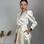 Сукня біла сатинова на запах 833