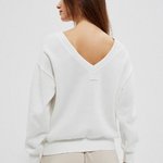 This elegant white sweatshirt by Moodo
