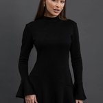 Чорна тепла сукня з воланами