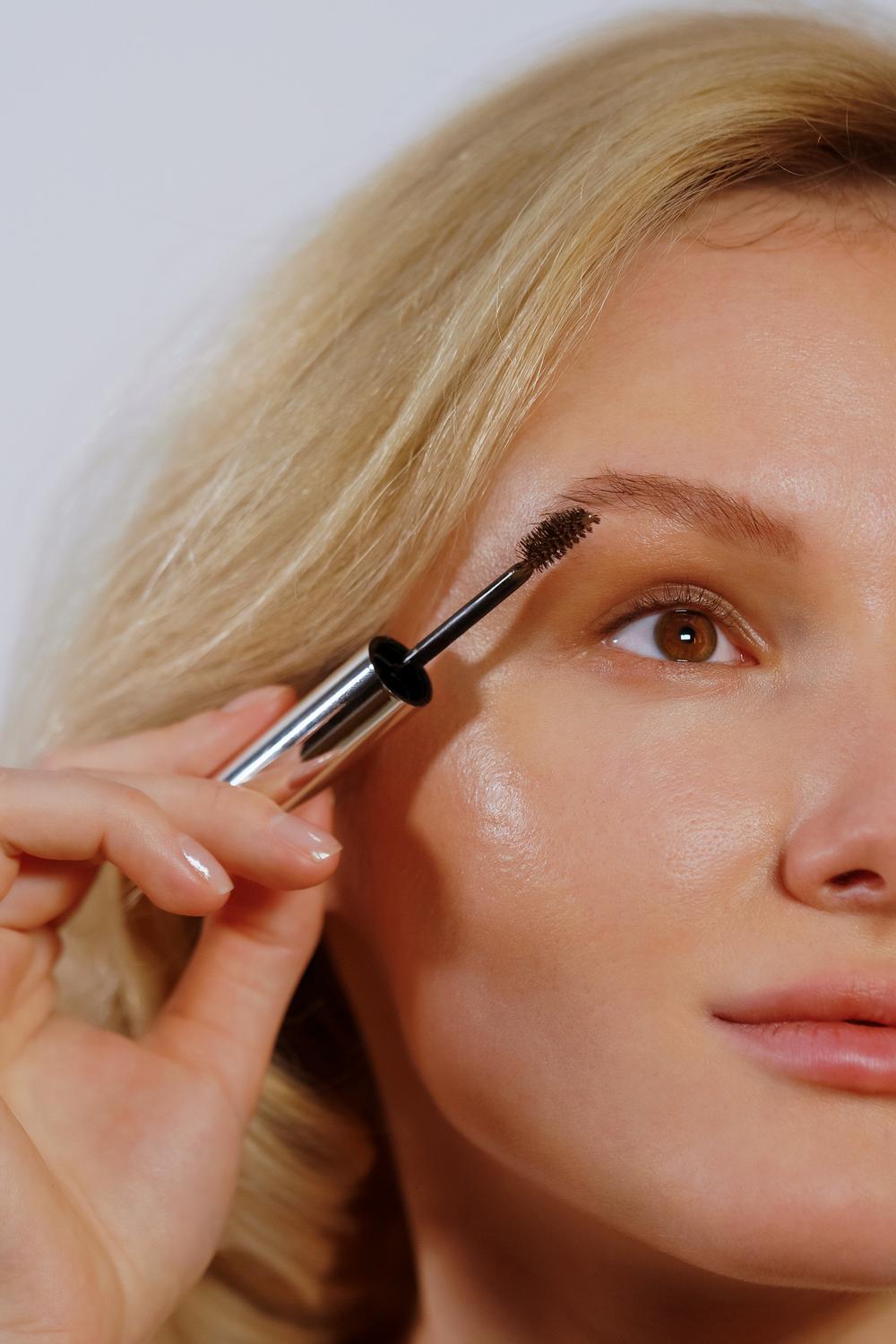 Гель для бровей натурального коричневого цвета / SMART BROW PEPTIDE TINT