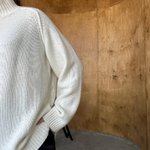Молочний светр oversized зі 100% вовни