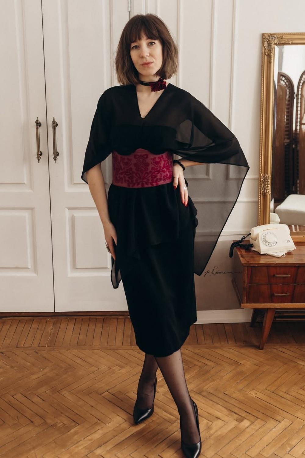 Red corset with black embroidery korset_red_black