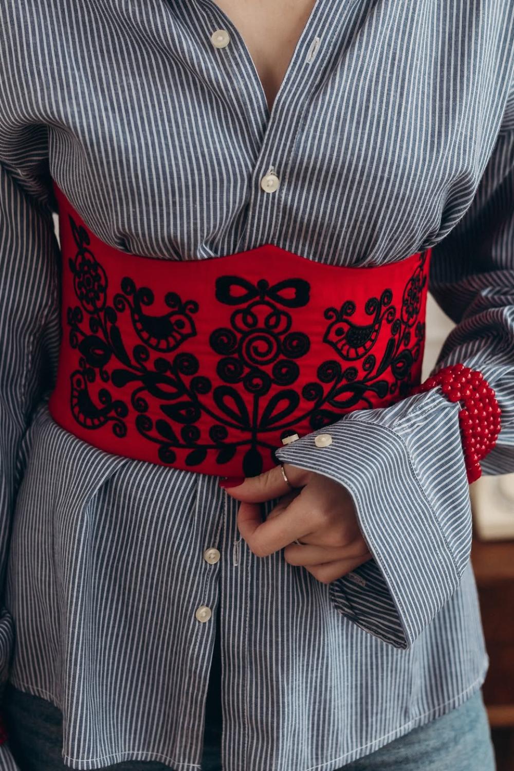Корсет вишитий червоний з чорним орнаментом korset_red_black