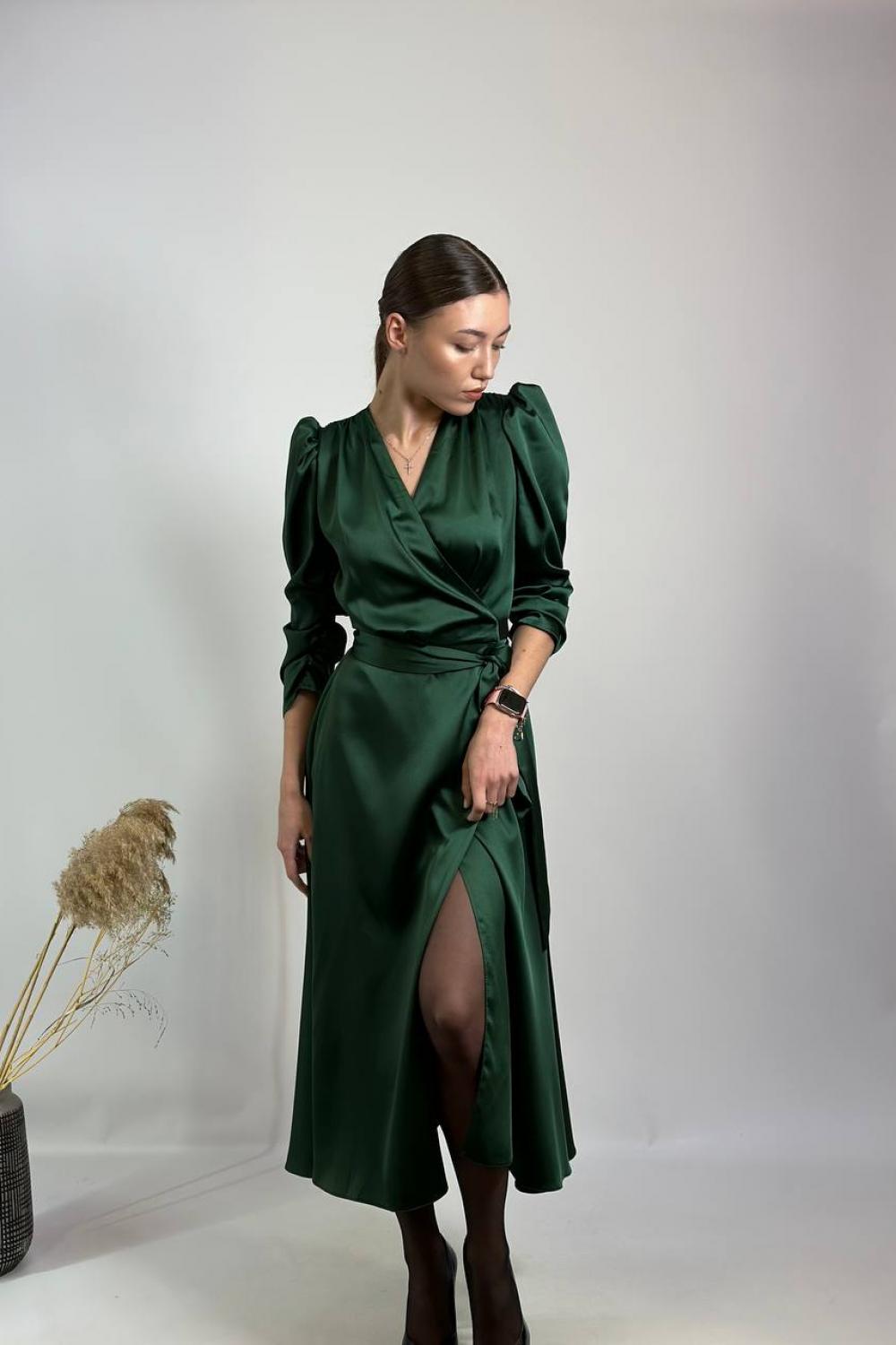 Сукня зелена сатинова на запах 833