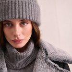 Сіра шапка з вовни та ангори