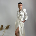 The dress is white satin with a smell of 833