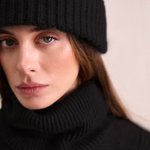 Чорна шапка з вовни та ангори