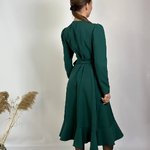 Сукня зелена на запах з рюшами 907
