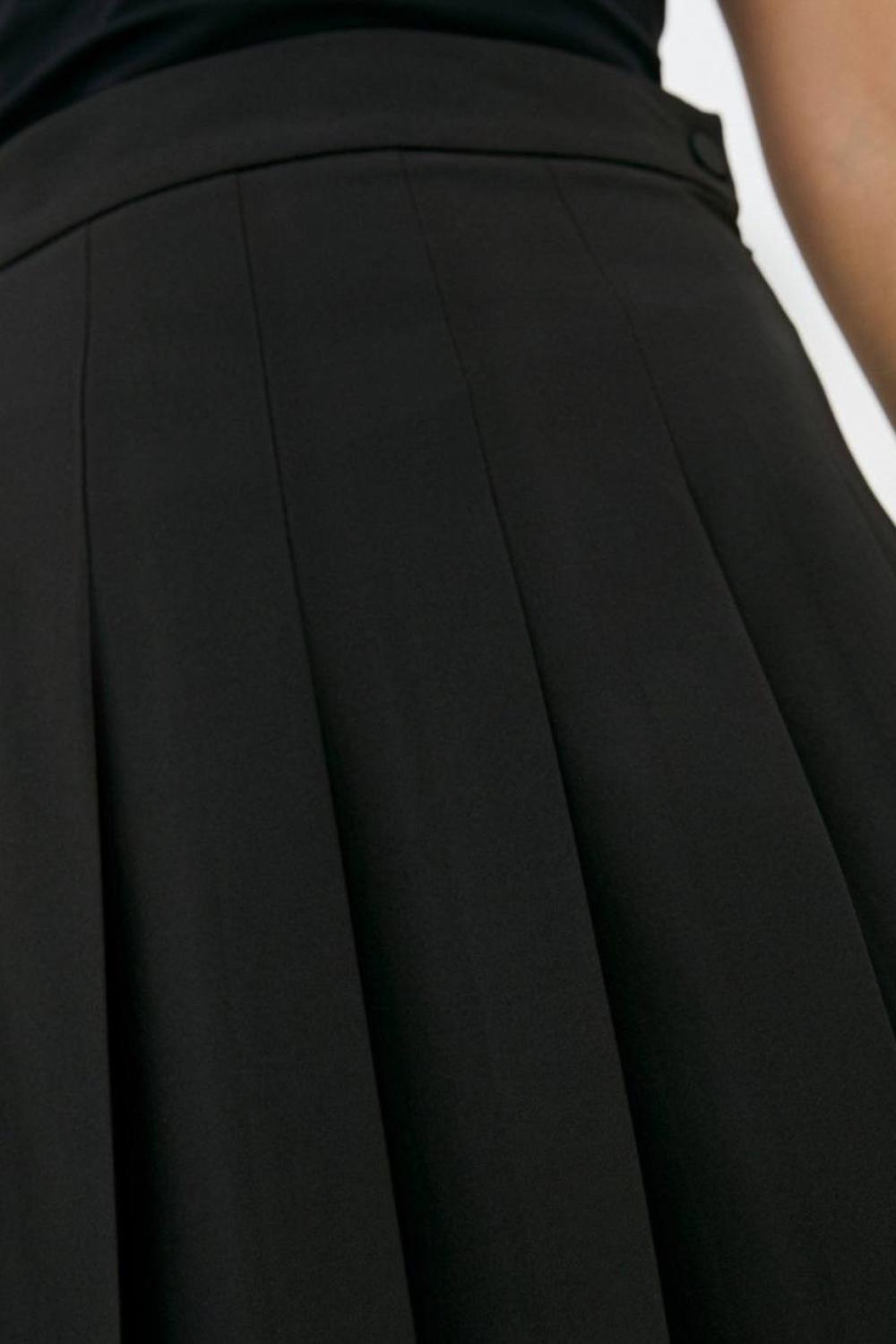Black pleated mini skirt