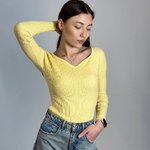Basic knitted sweater with a figured neckline in colors