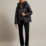Чорна зимова куртка стьобана