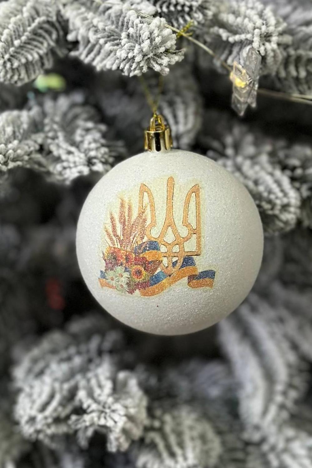 A patriotic New Year's ball with a arms Ukraine. 25 см