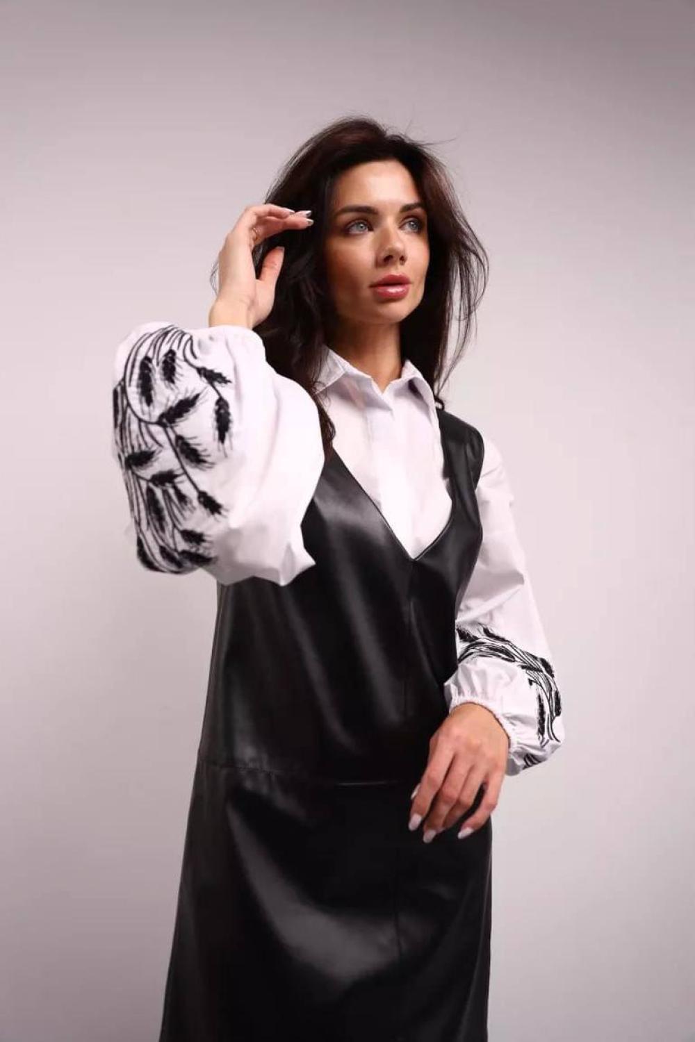 Класична біла блуза з вишитим колоссям