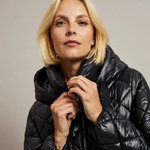 Чорна зимова куртка стьобана