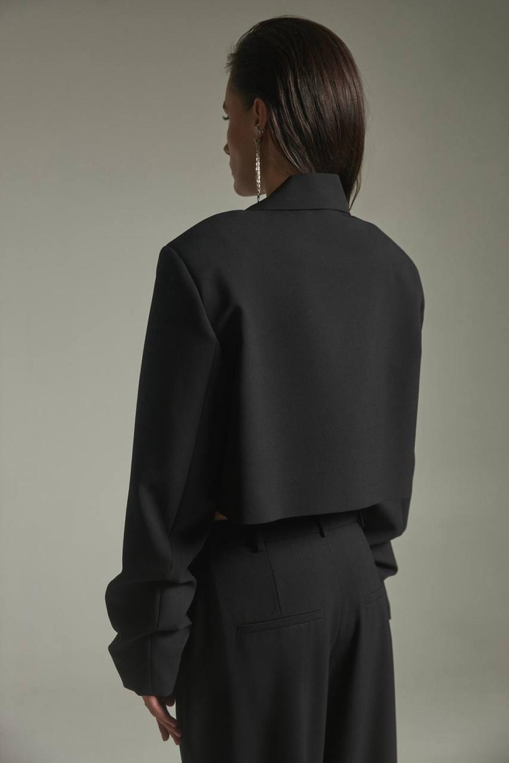 Stylish loose-fitting cropped jacket with lining.
