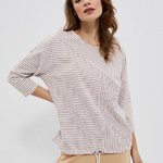 This elegant white sweatshirt by Moodo
