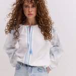 Жіноча вишиванка молочна з блакитною вишивкою