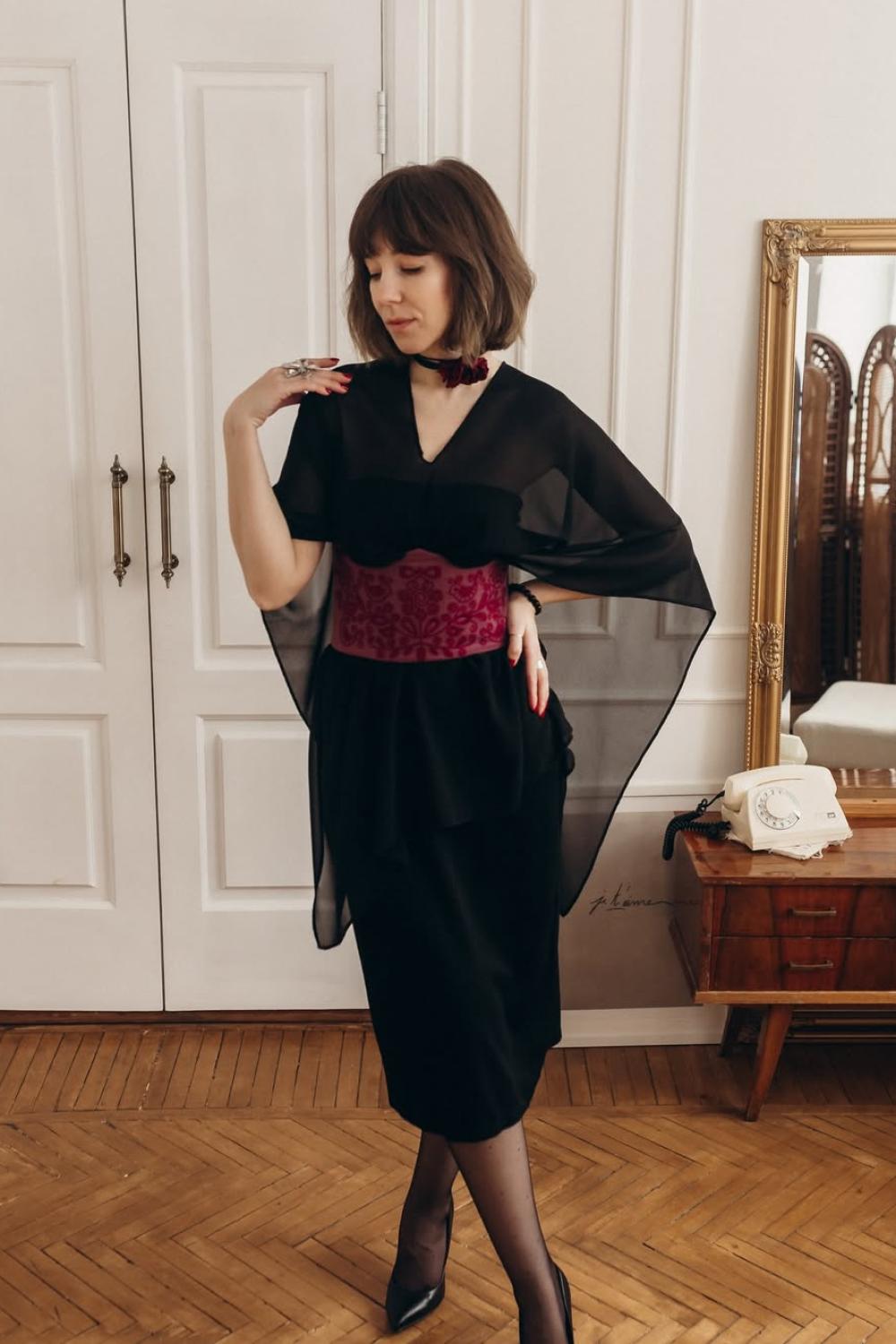 Red corset with black embroidery korset_red_black