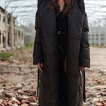 Чорне пальто-пуховик в чорному кольорі з капюшоном