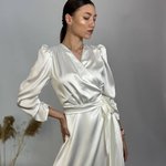 Сукня біла сатинова на запах 833