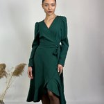 Сукня зелена на запах з рюшами 907